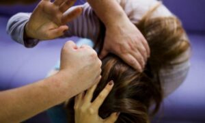 Тягав за волосся і бив: біля магазину «Файно» у Нікополі пенсіонер напав на малознайому жінку