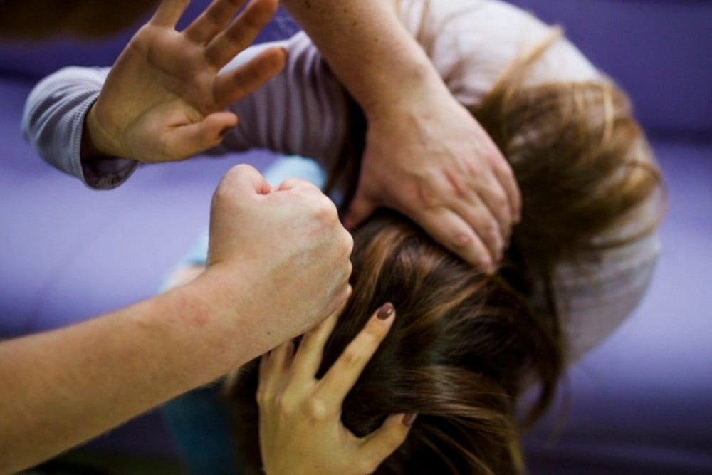 Тягав за волосся і бив: біля магазину «Файно» у Нікополі пенсіонер напав на малознайому жінку