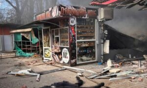 Пекло у Нікополі 4 квітня: ДСНС показала фото наслідків смертельного удару по ринку, кількість постраждалих зросла