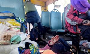 Смертельний удар по маршрутці у Нікополі: моторошні фото від ДСНС - рятувальники допомагали постраждалим