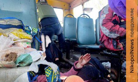 Смертельний удар по маршрутці у Нікополі: моторошні фото від ДСНС - рятувальники допомагали постраждалим