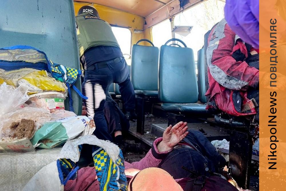 Смертельний удар по маршрутці у Нікополі: моторошні фото від ДСНС - рятувальники допомагали постраждалим