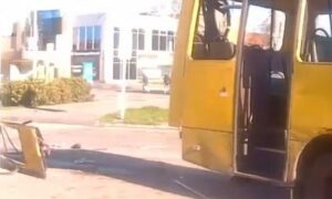 «Нікополь сьогодні – це нестерпний біль»: перші хвилини після удару по маршрутці показали ДСНС (відео)