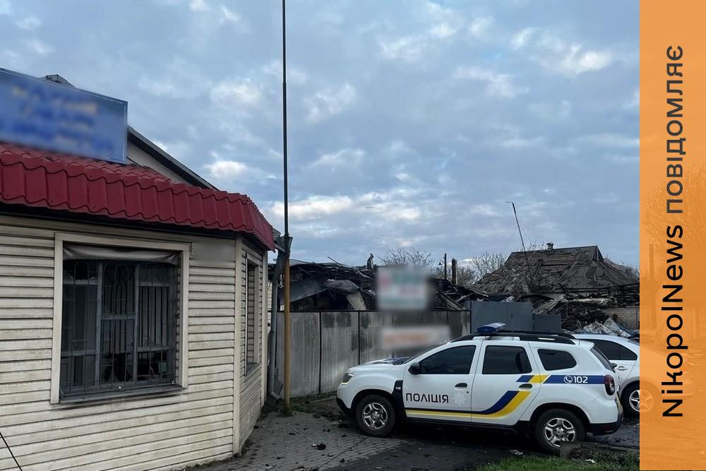 БпЛА влучив у багатоповерхівку в Нікополі і поранив жінку, інший дрон переслідував і поранив поліцейських, також під ударом ворога були район, Павлоград і Синельниківщина (фото)