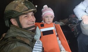 Люди їдуть через інтенсивні обстріли дронами: триває добровільна евакуація з Нікополя, «Білі янголи» вивезли ще декілька родин (фото, відео)