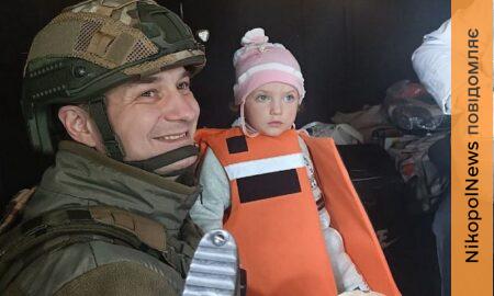 Люди їдуть через інтенсивні обстріли дронами: триває добровільна евакуація з Нікополя, «Білі янголи» вивезли ще декілька родин (фото, відео)