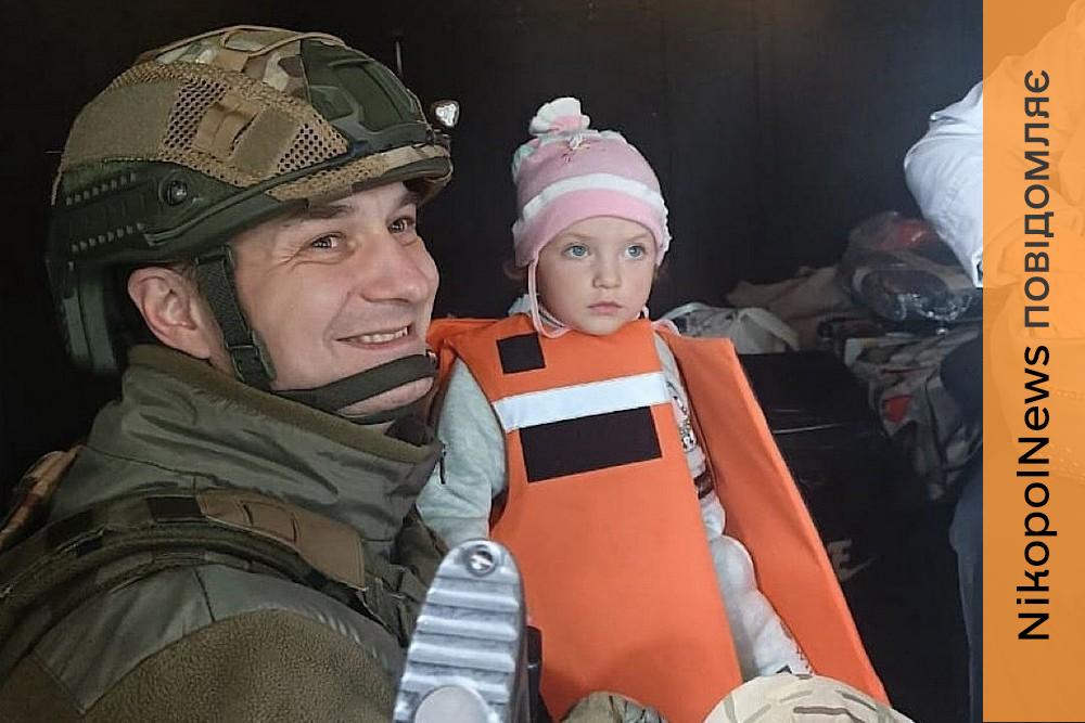 Люди їдуть через інтенсивні обстріли дронами: триває добровільна евакуація з Нікополя, «Білі янголи» вивезли ще декілька родин (фото, відео)