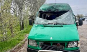 Ворог вдарив по рейсовому мікроавтобусу на Нікопольщині: 4 поранених, серед них дитина