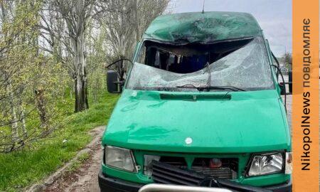 Ворог вдарив по рейсовому мікроавтобусу на Нікопольщині: 4 поранених, серед них дитина