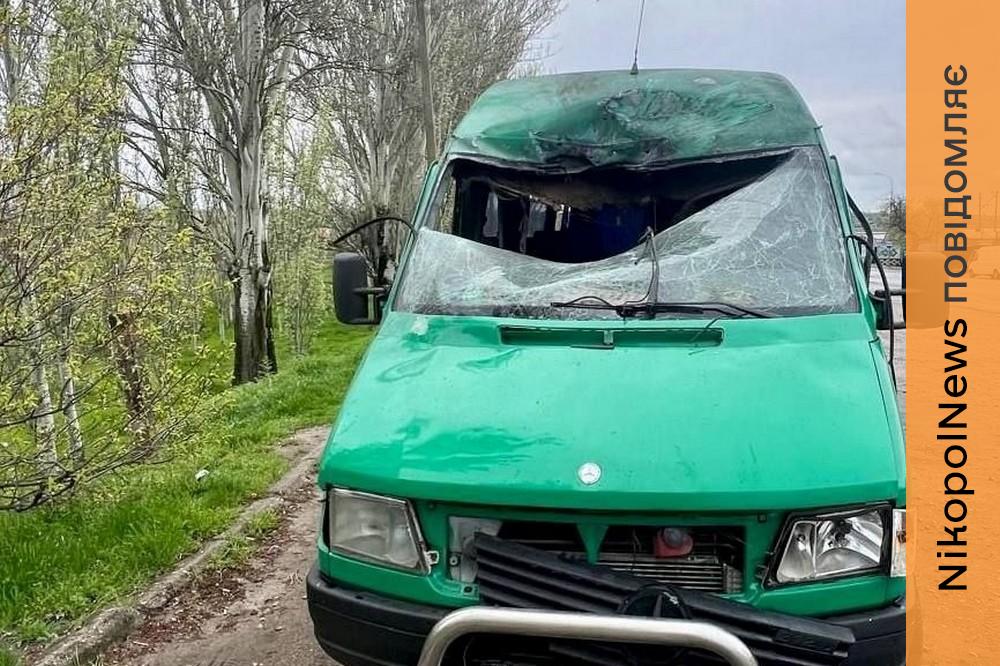 Ворог вдарив по рейсовому мікроавтобусу на Нікопольщині: 4 поранених, серед них дитина 1 Ворог вдарив по рейсовому мікроавтобусу на Нікопольщині: 4 поранених, серед них дитина