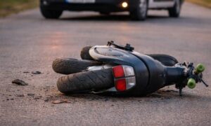 На Дніпропетровщині авто збило 11-річного хлопчика, який їхав на скутері без шолому – дитина отримала важкі травми