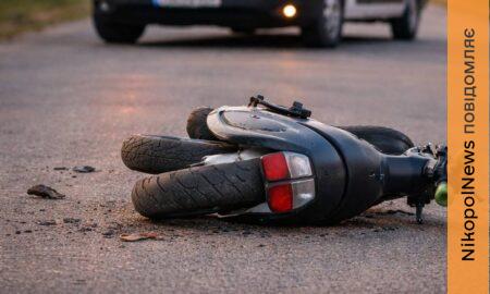 На Дніпропетровщині авто збило 11-річного хлопчика, який їхав на скутері без шолому – дитина отримала важкі травми