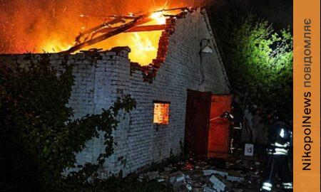 Спалахнули АЗС і будівля, побито будинки: Нікополь і район знову були під ворожим вогнем