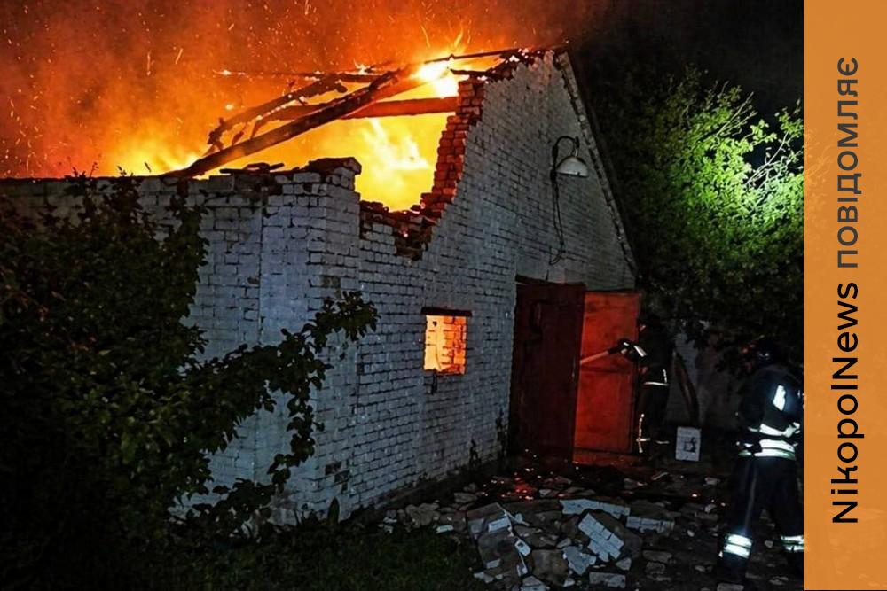 Спалахнули АЗС і будівля, побито будинки: Нікополь і район знову були під ворожим вогнем