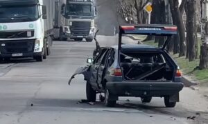 Відео удару по авто у Нікополі і перших хвилин після нього 1 квітня