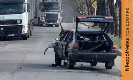 Відео удару по авто у Нікополі і перших хвилин після нього 1 квітня