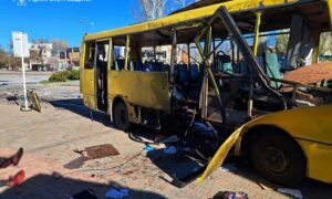 «Росіяни продовжують свій терор»: Зеленський відреагував на удар по маршрутці у Нікополі