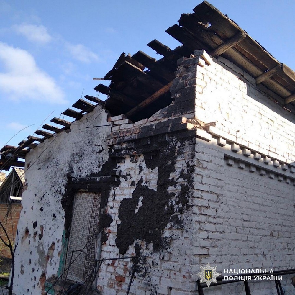 У Нікополі ворог вдарив по багатоповерхівкам і відділенню поліції – є поранена, вбито людей на Синельниківщині, під ударом були також Павлоград, Криворіжжя і Кам’янський район - поліція (фото)