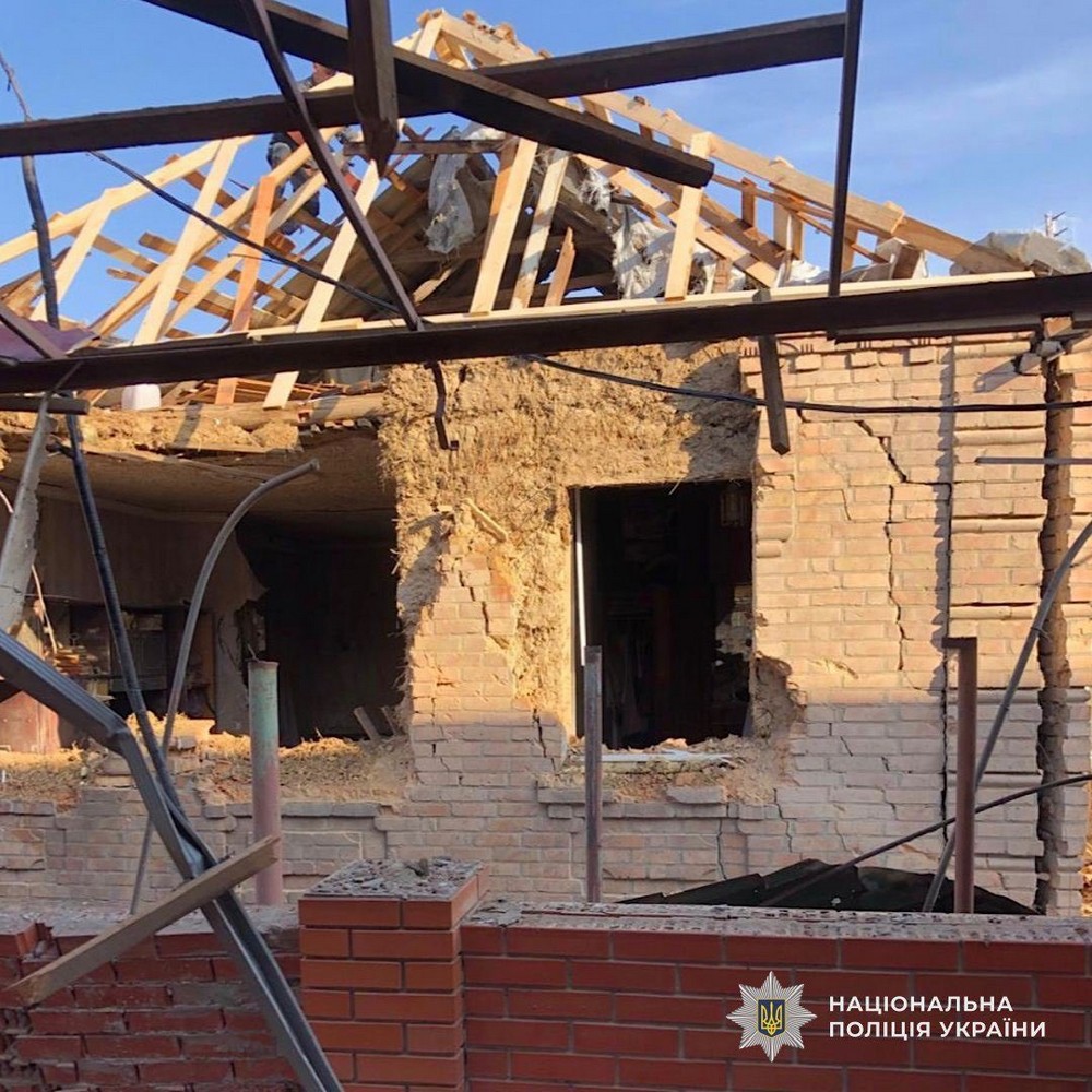 У Нікополі ворог вдарив по багатоповерхівкам і відділенню поліції – є поранена, вбито людей на Синельниківщині, під ударом були також Павлоград, Криворіжжя і Кам’янський район - поліція (фото)