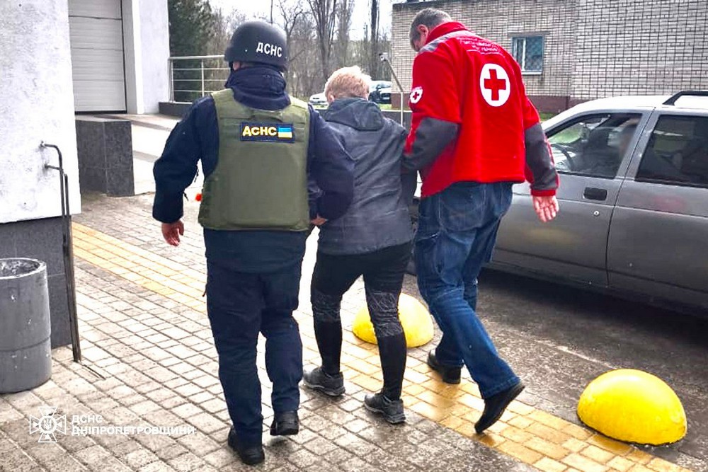 Вбитий і 12 поранених серед них дитина: ДСНС про наслідки обстрілів Нікополя, району і області 3 квітня (фото)