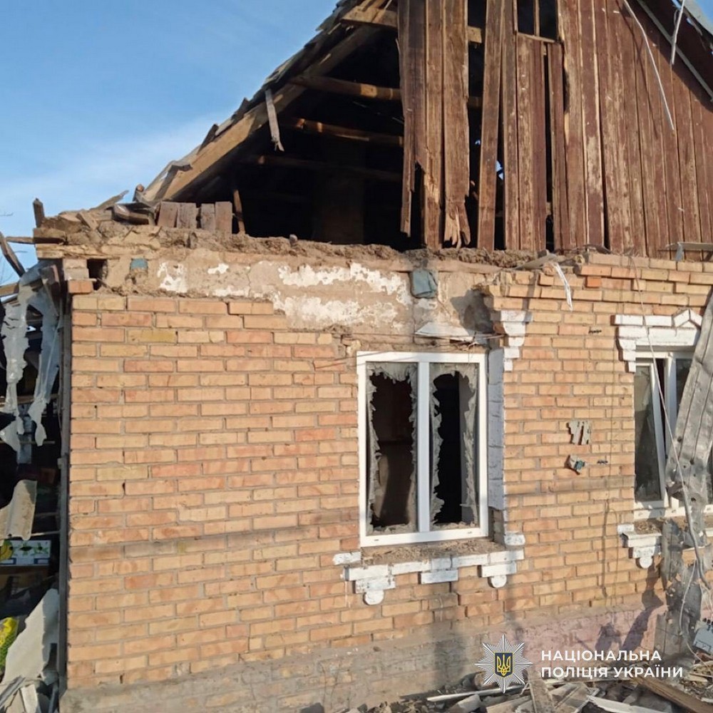 У Нікополі ворог вдарив по багатоповерхівкам і відділенню поліції – є поранена, вбито людей на Синельниківщині, під ударом були також Павлоград, Криворіжжя і Кам’янський район - поліція (фото)