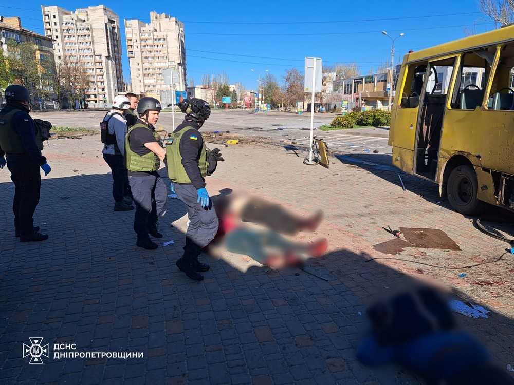 Смертельний удар по маршрутці у Нікополі: моторошні фото від ДСНС - рятувальники допомагали постраждалим Смертельний удар по маршрутці у Нікополі: моторошні фото від ДСНС - рятувальники допомагали постраждалим