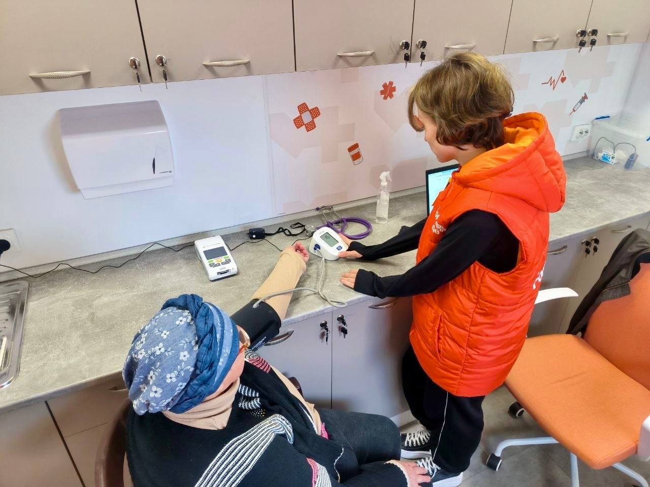 Мобільна клініка на Нікопольщині продовжує роботу: пацієнти отримали безкоштовно окуляри і послуги