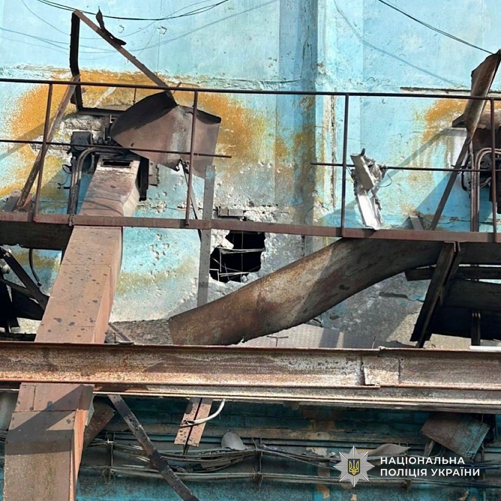 У Нікополі ворог вдарив по багатоповерхівкам і відділенню поліції – є поранена, вбито людей на Синельниківщині, під ударом були також Павлоград, Криворіжжя і Кам’янський район - поліція (фото)