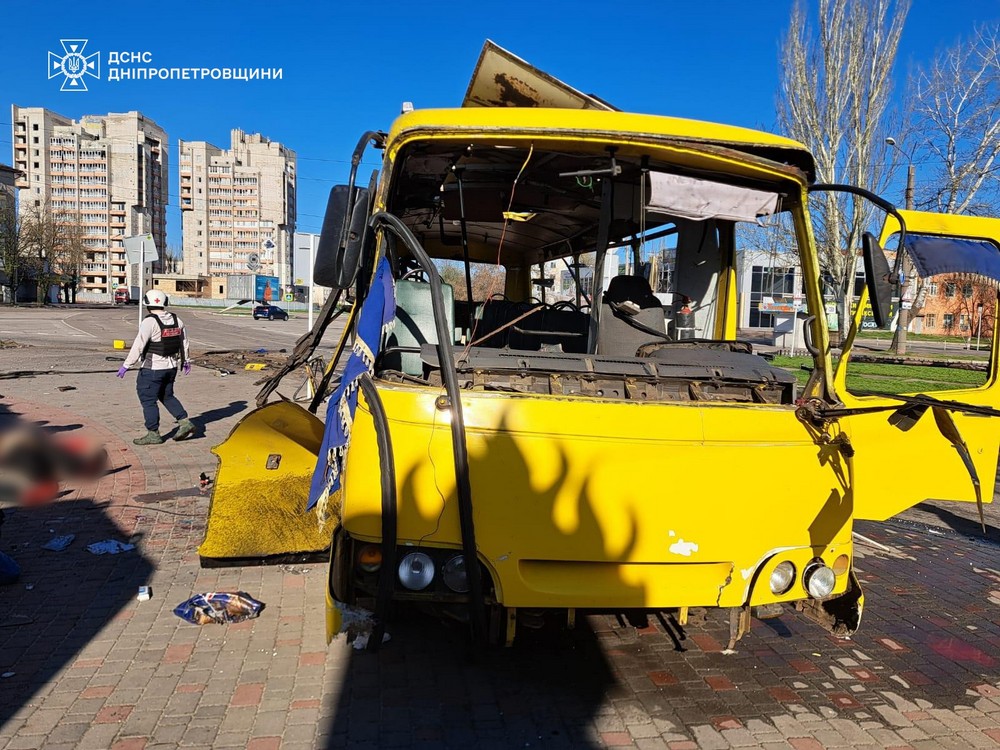 Смертельний удар по маршрутці у Нікополі: моторошні фото від ДСНС - рятувальники допомагали постраждалим Смертельний удар по маршрутці у Нікополі: моторошні фото від ДСНС - рятувальники допомагали постраждалим