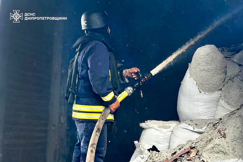 Вбитий і 12 поранених серед них дитина: ДСНС про наслідки обстрілів Нікополя, району і області 3 квітня (фото)