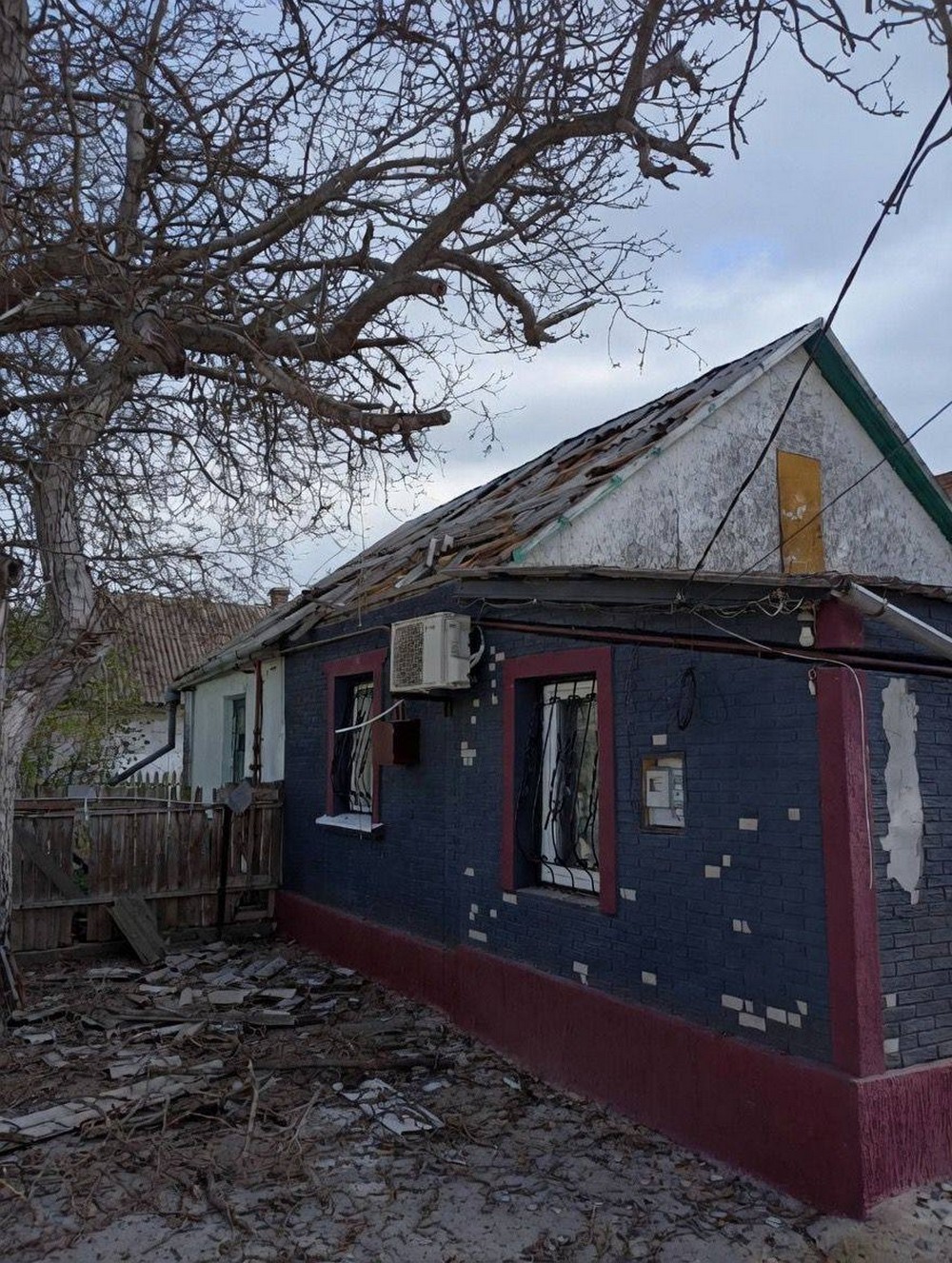 4 вбитих і 24 поранених у Нікополі і районі за день, також ворог атакував Криворіжжя і Павлоградський район (фото) 4 вбитих і 24 поранених у Нікополі і районі за день, також ворог атакував Криворіжжя і Павлоградський район (фото)