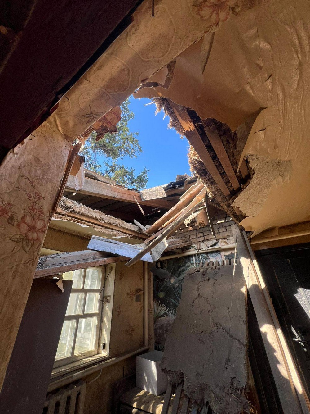 4 вбитих і 24 поранених у Нікополі і районі за день, також ворог атакував Криворіжжя і Павлоградський район (фото) 4 вбитих і 24 поранених у Нікополі і районі за день, також ворог атакував Криворіжжя і Павлоградський район (фото)