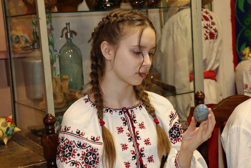 Передвеликодні зустрічі у музеї Покрова: серед старовинних експонатів створювали писанки (фото) Передвеликодні зустрічі у музеї Покрова: серед старовинних експонатів створювали писанки (фото)