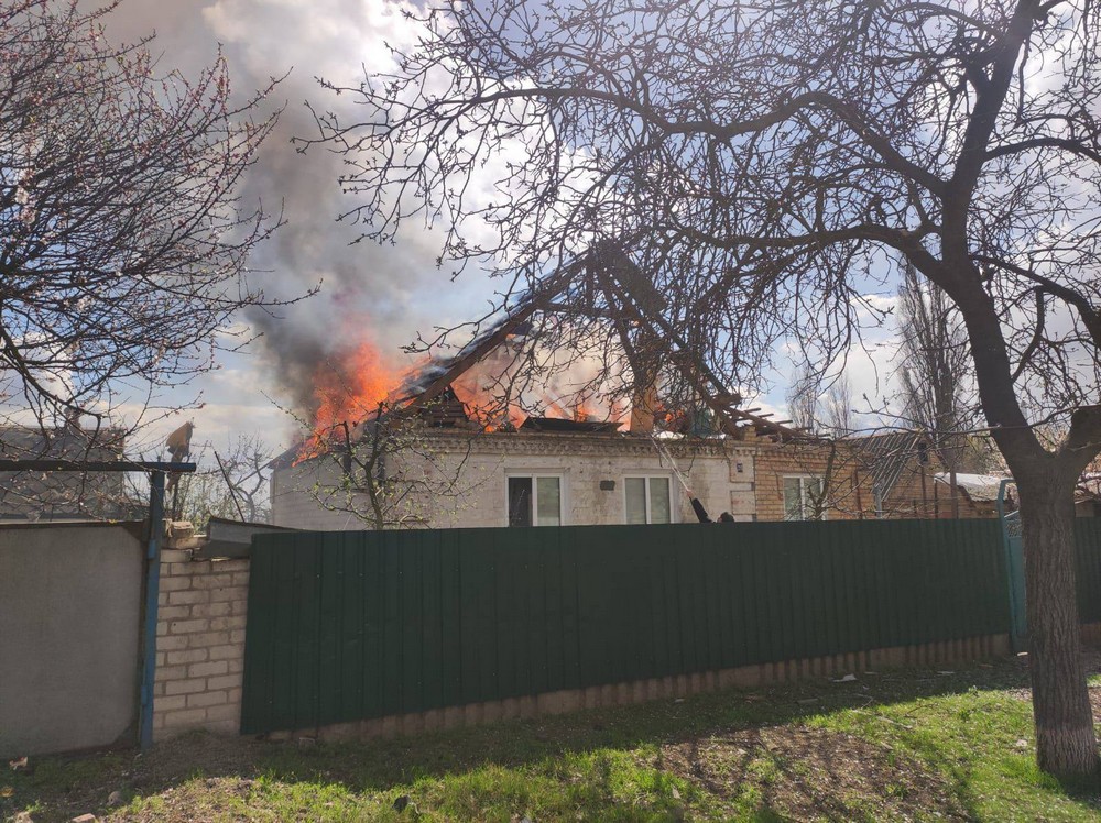 4 вбитих і 24 поранених у Нікополі і районі за день, також ворог атакував Криворіжжя і Павлоградський район (фото) 4 вбитих і 24 поранених у Нікополі і районі за день, також ворог атакував Криворіжжя і Павлоградський район (фото)