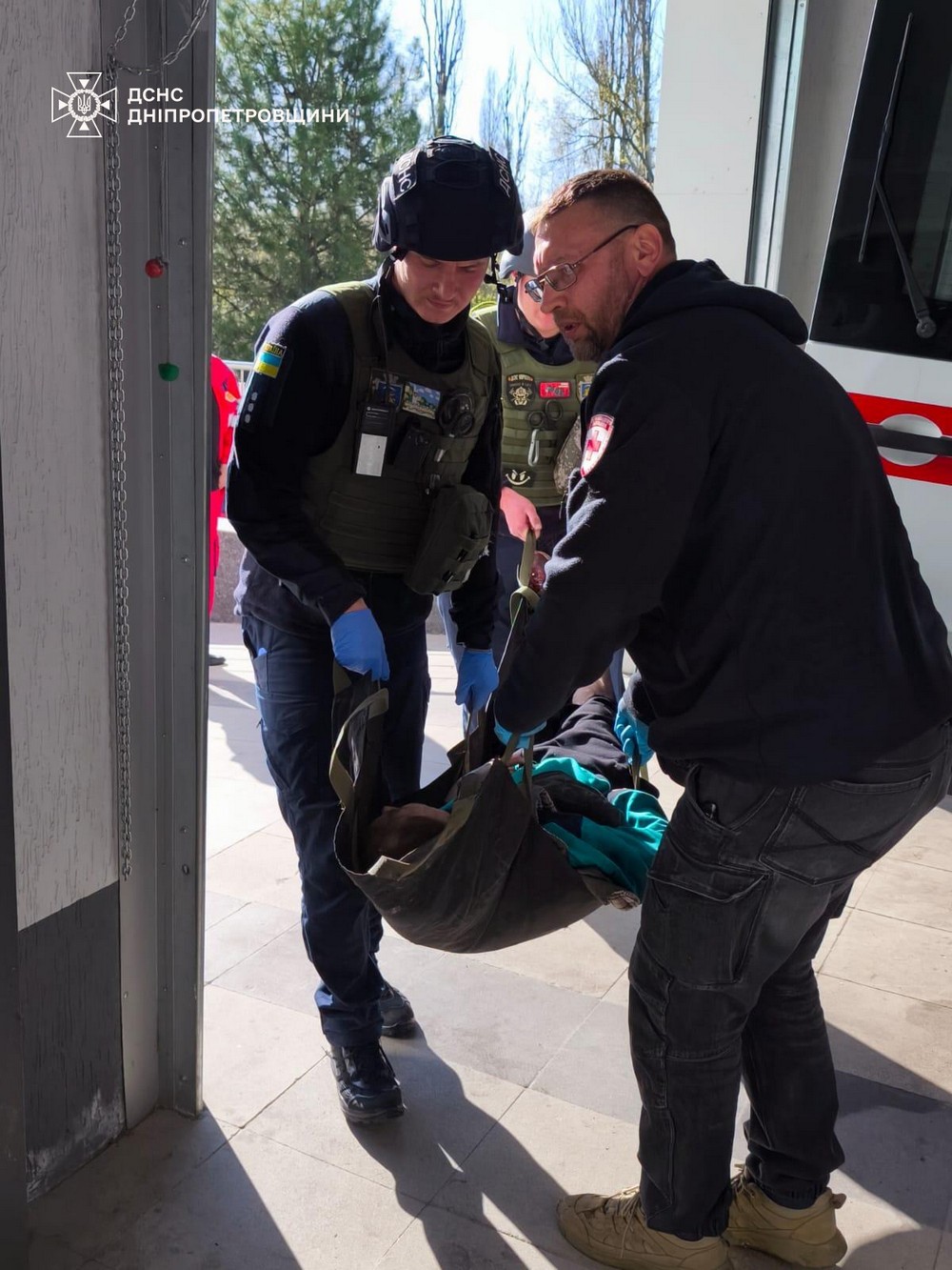 Смертельний удар по маршрутці у Нікополі: моторошні фото від ДСНС - рятувальники допомагали постраждалим Смертельний удар по маршрутці у Нікополі: моторошні фото від ДСНС - рятувальники допомагали постраждалим