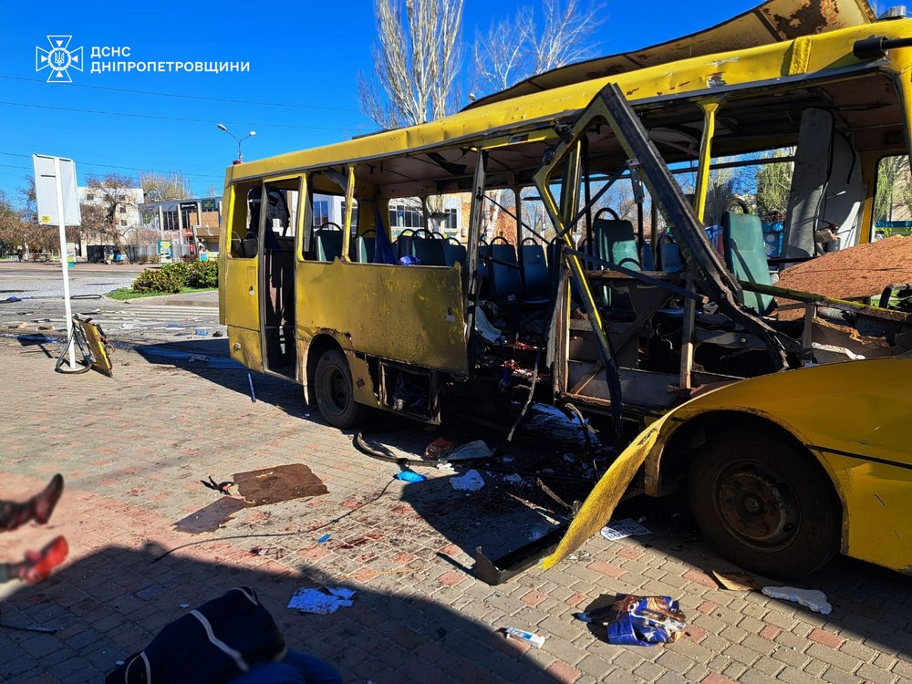 Смертельний удар по маршрутці у Нікополі: моторошні фото від ДСНС - рятувальники допомагали постраждалим Смертельний удар по маршрутці у Нікополі: моторошні фото від ДСНС - рятувальники допомагали постраждалим