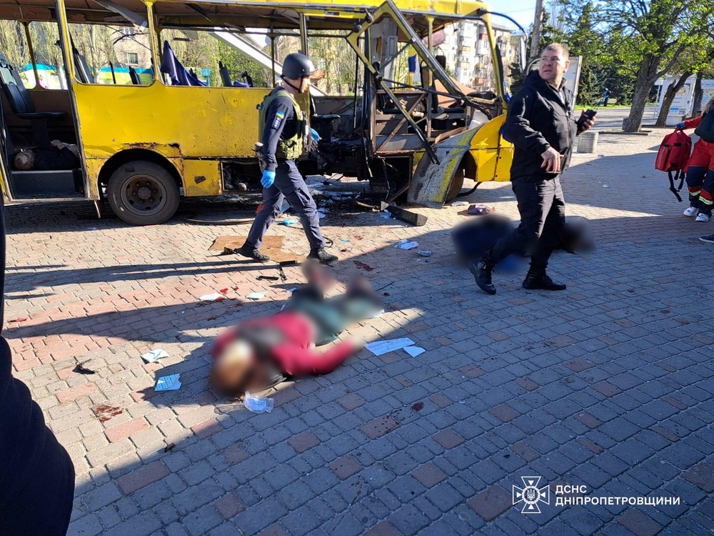 Смертельний удар по маршрутці у Нікополі: моторошні фото від ДСНС - рятувальники допомагали постраждалим Смертельний удар по маршрутці у Нікополі: моторошні фото від ДСНС - рятувальники допомагали постраждалим