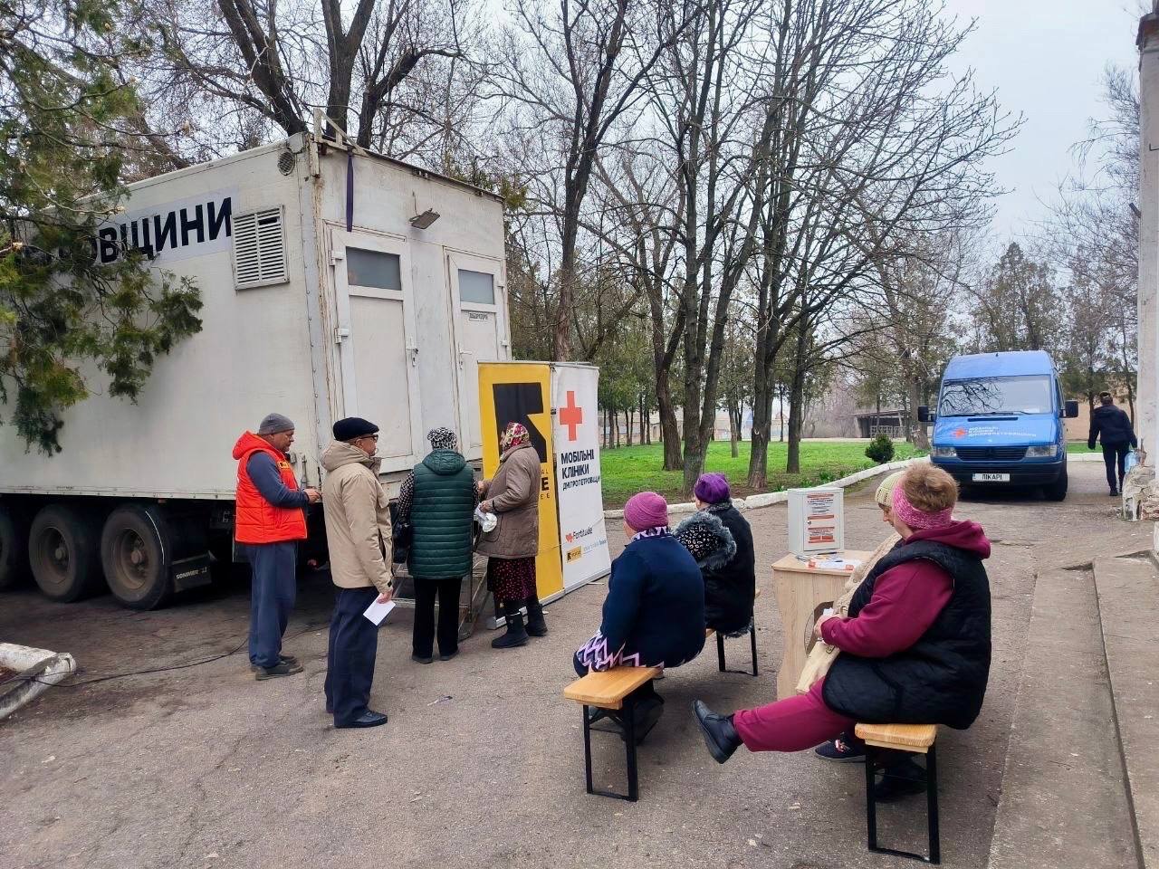 Мобільна клініка на Нікопольщині продовжує роботу: пацієнти отримали безкоштовно окуляри і послуги