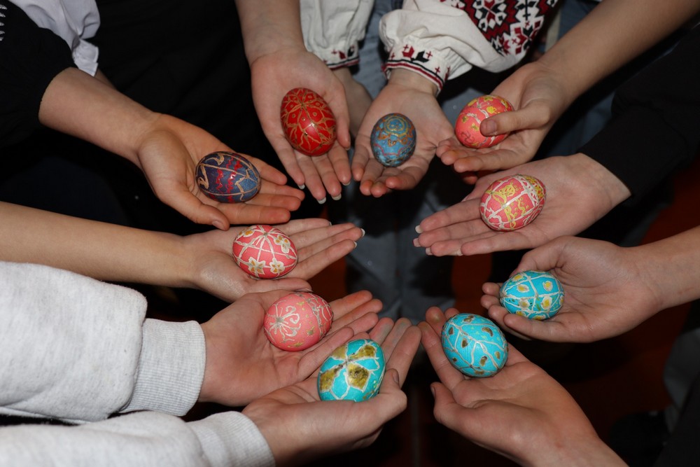 У музеї Покрова серед старовинних експонатів створювали писанки У музеї Покрова серед старовинних експонатів створювали писанки