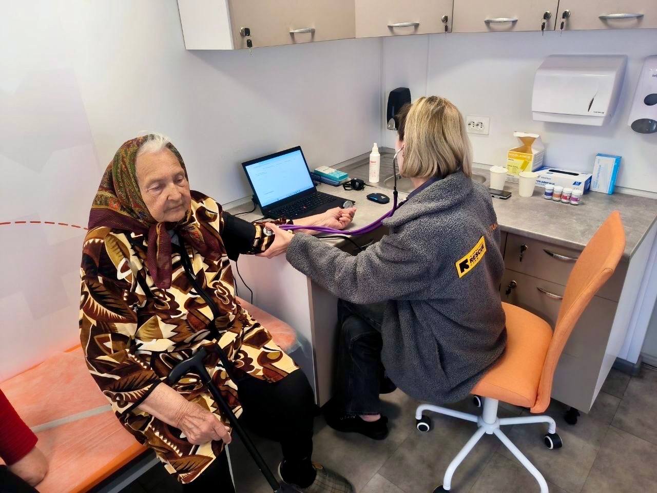 Мобільна клініка на Нікопольщині продовжує роботу: пацієнти отримали безкоштовно окуляри і послуги