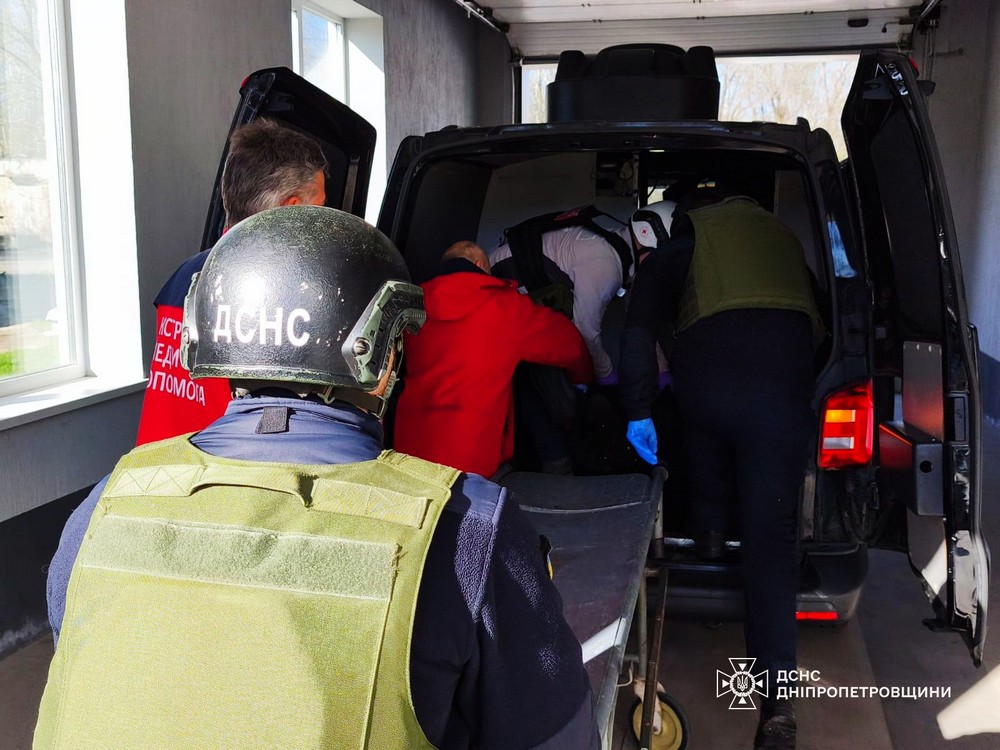 Смертельний удар по маршрутці у Нікополі: моторошні фото від ДСНС - рятувальники допомагали постраждалим Смертельний удар по маршрутці у Нікополі: моторошні фото від ДСНС - рятувальники допомагали постраждалим