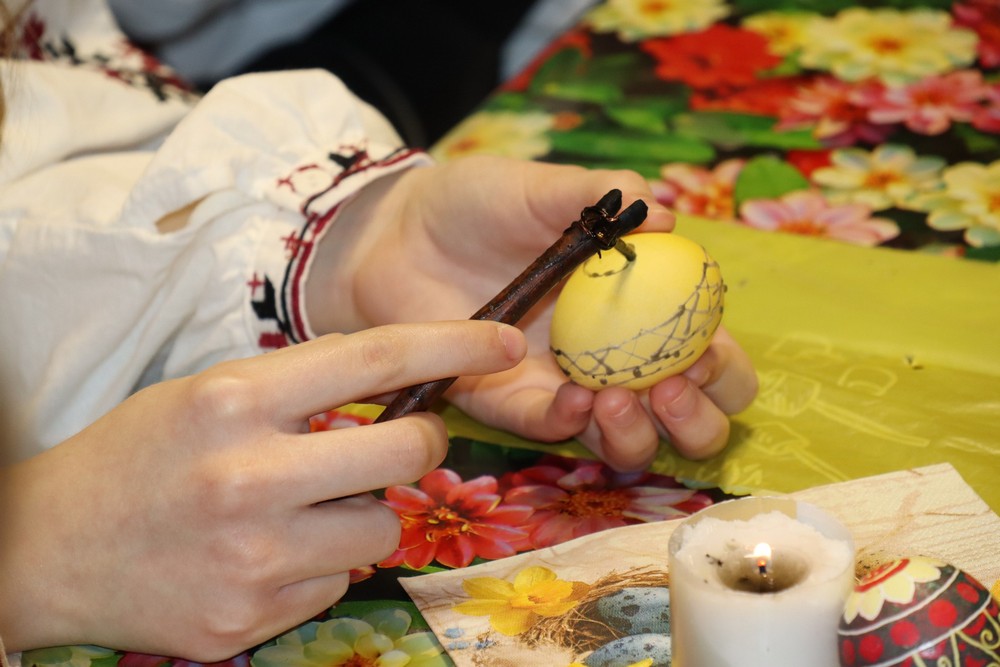 У музеї Покрова серед старовинних експонатів створювали писанки У музеї Покрова серед старовинних експонатів створювали писанки