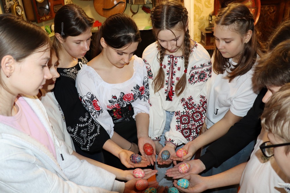 У музеї Покрова серед старовинних експонатів створювали писанки У музеї Покрова серед старовинних експонатів створювали писанки