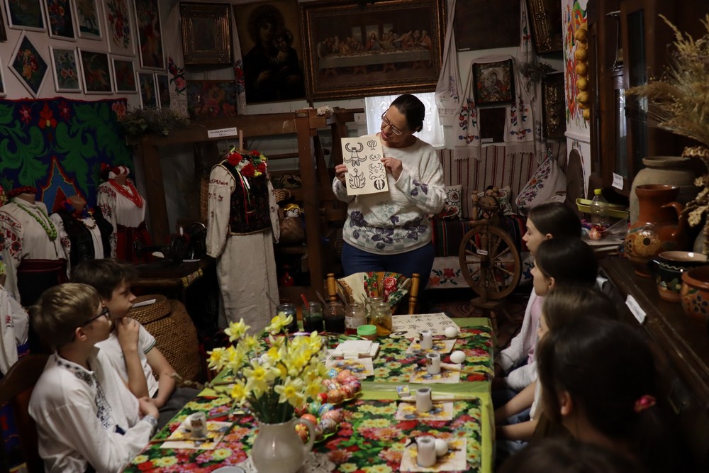 У музеї Покрова серед старовинних експонатів створювали писанки У музеї Покрова серед старовинних експонатів створювали писанки