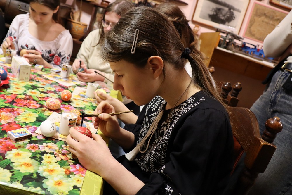 У музеї Покрова серед старовинних експонатів створювали писанки У музеї Покрова серед старовинних експонатів створювали писанки