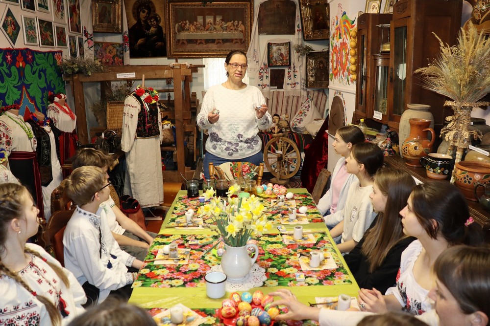 У музеї Покрова серед старовинних експонатів створювали писанки У музеї Покрова серед старовинних експонатів створювали писанки