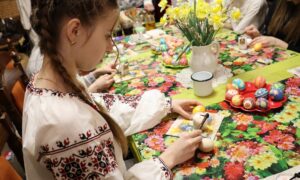 Передвеликодні зустрічі у музеї Покрова: серед старовинних експонатів створювали писанки (фото)
