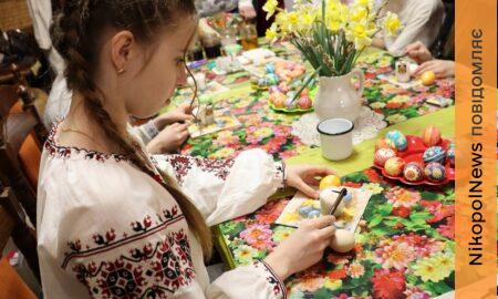 Передвеликодні зустрічі у музеї Покрова: серед старовинних експонатів створювали писанки (фото)