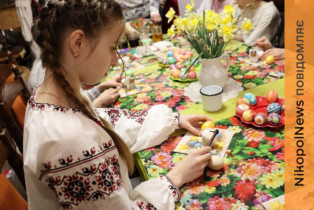 Передвеликодні зустрічі у музеї Покрова: серед старовинних експонатів створювали писанки (фото) 1 Передвеликодні зустрічі у музеї Покрова: серед старовинних експонатів створювали писанки (фото)