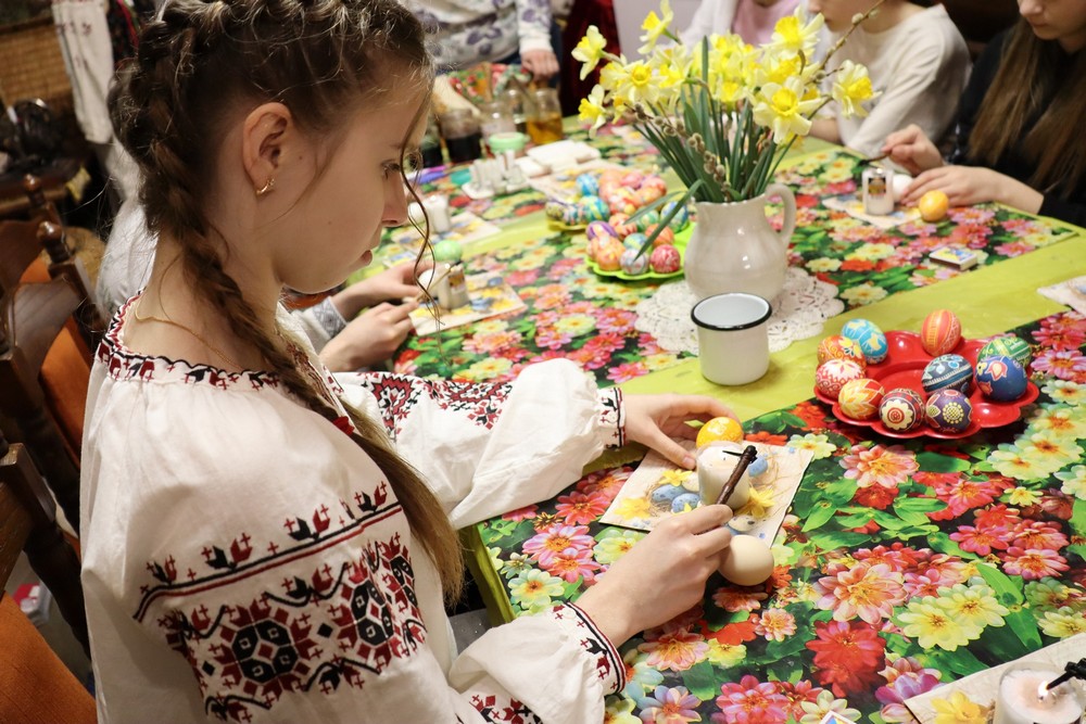 У музеї Покрова серед старовинних експонатів створювали писанки У музеї Покрова серед старовинних експонатів створювали писанки